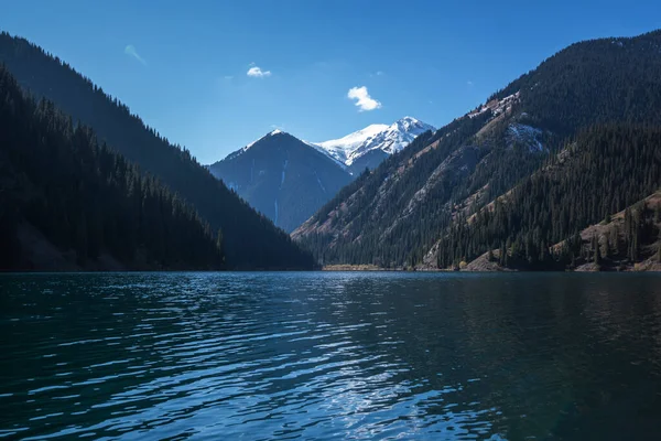 Fantástico Panorama Nebuloso Mañana Del Lago Montaña Pintoresco Paisaje Otoñal — Foto de Stock