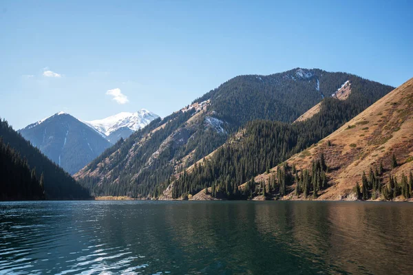 Fantástico Panorama Nebuloso Mañana Del Lago Montaña Pintoresco Paisaje Otoñal — Foto de Stock