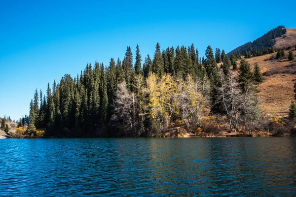 Fantástico Panorama Matutino Nebuloso Lago Montanha Paisagem Pitoresca Outono Lago — Fotografia de Stock