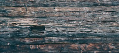 Kısmen eski ahşap duvar. Klasik arka plan. Doğal eski ahşap arka plan. Eski mimari öğeleri. Eski ahşap ahır yıpranmış. Klasik tonlu. Boş şablon.