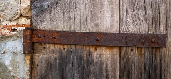 Parte Puerta Madera Envejecida Con Bisagras Acero Paneles Madera Dificultades —  Fotos de Stock