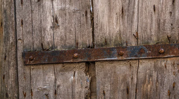 Çelik Menteşeli Aşınmış Ahşap Bir Kapı Sorunlu Ahşap Paneller Kale — Stok fotoğraf