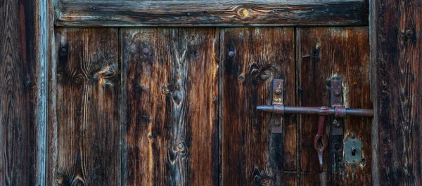 Старая Выветриваемая Деревянная Дверь Стальными Петлями Сжатые Панели Старый Фон — стоковое фото