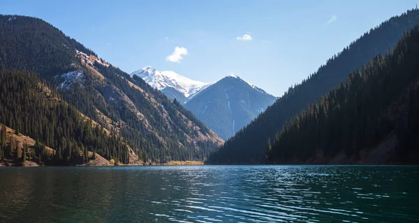 Montañas Otoñales Neblina Luz Mañana Reflejada Aguas Tranquilas Lago Verde — Foto de Stock