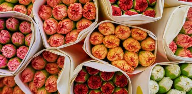 Seçici odaklanma. Çiçekçide güzel bir buket karışık çiçek. Parlak bir çiçek karışımı. Arka plan tam ekrana. Güzel, taze buketler. Çiçek teslimatı. Çiçek dükkanı konsepti.