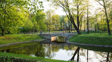 Saint Petersburg, Rusya 'da yaz kanalı havuzu manzarası.