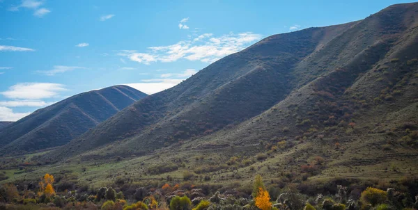 Enfoque Selectivo Valle Montaña Con Pequeño Río Una Carretera Rural — Foto de Stock