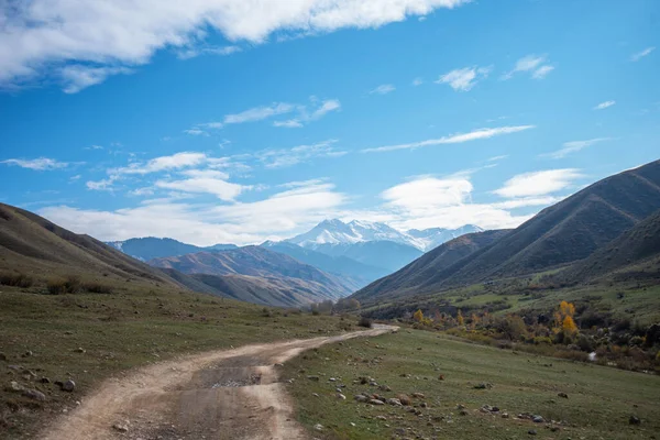 Enfoque Selectivo Valle Montaña Con Pequeño Río Una Carretera Rural — Foto de Stock
