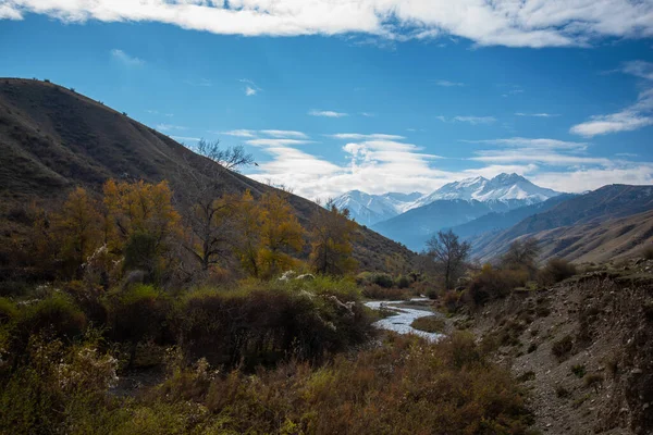 Valle Montaña Con Pequeño Río Una Carretera Rural Una Cordillera — Foto de Stock