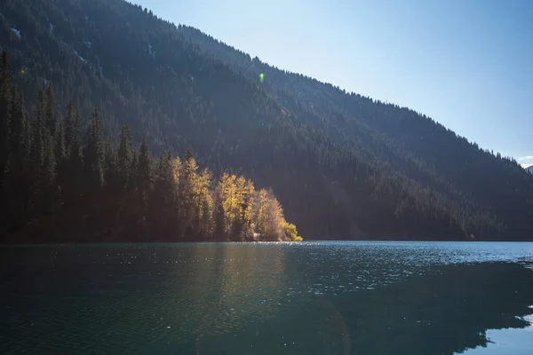 Φθινοπωρινό Τοπίο Μιας Ορεινής Λίμνης Γαλαζοπράσινα Νερά Στο Φως Του — Φωτογραφία Αρχείου