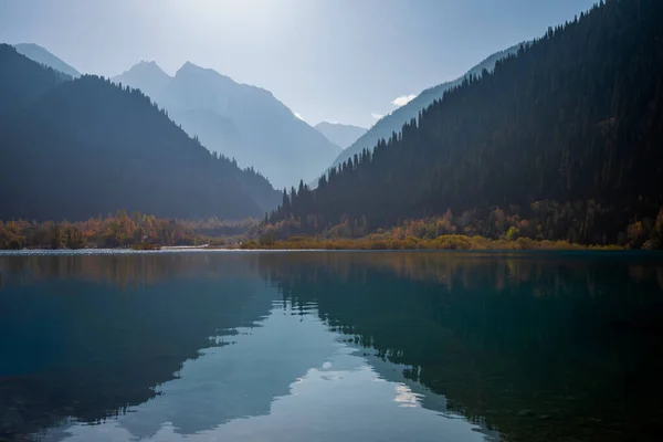 Lago Serenità Montagna Mattinata Autunnale Nebbiosa Con Montagne Riflessione — Foto Stock