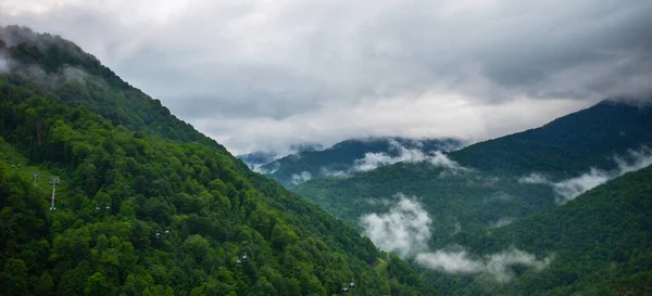 春天的早晨 山和云 在多云的天空中 有树木和低云的大气景观 美丽的山景 — 图库照片