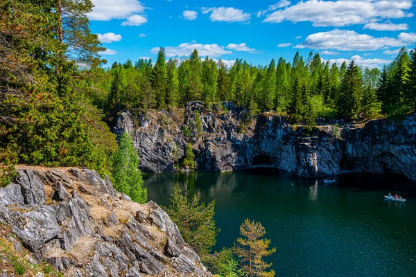 Vahşi doğada kuzey doğası. Pines göl kıyısında. Seyahat ve güzel yerlerin keşfi