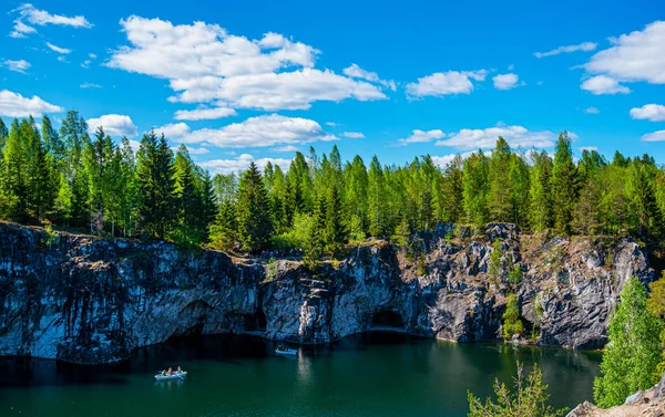 Vahşi doğada kuzey doğası. Pines göl kıyısında. Seyahat ve güzel yerlerin keşfi