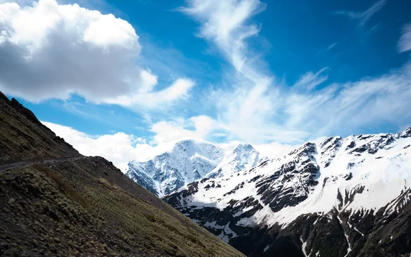 Picos Montaña Cubiertos Nieve Bajo Cielo Azul Brillante Con Hermosas — Foto de Stock