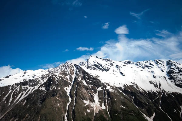 美しい雲と青空の下で雪に覆われた山の峰 世界の美しい場所を探索してください 自然景観 — ストック写真