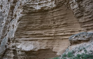 Dağlarda yıpranmış kumtaşının tuhaf şekilleri. Kayalar kum taşları ve volkanik kayalardan oluşur. Kafkas Dağları.