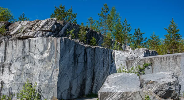 Grandes Piedras Grises Una Antigua Cantera Abandonada Textura Mármol Cortes — Foto de Stock