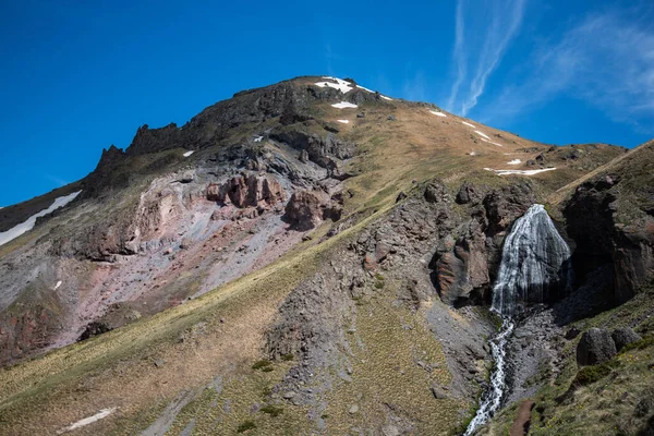 Καλοκαιρινό Ορεινό Τοπίο Καταρράκτη Και Ρυάκι Γραφικό Ορεινό Τοπίο Ψηλά — Φωτογραφία Αρχείου