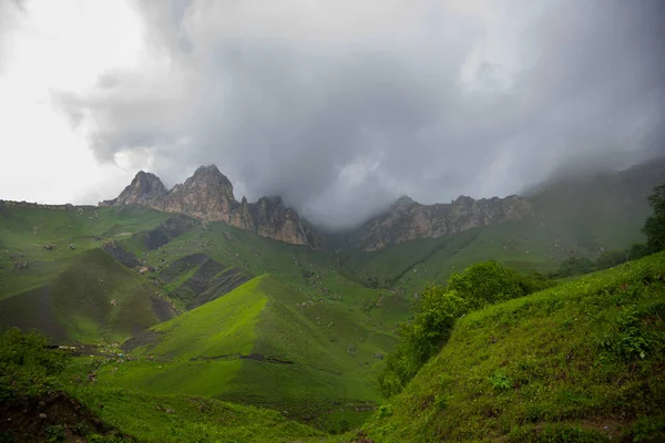 Όμορφο Ανοιξιάτικο Τοπίο Στα Βουνά Του Καυκάσου Καταπράσινους Λόφους Και — Φωτογραφία Αρχείου