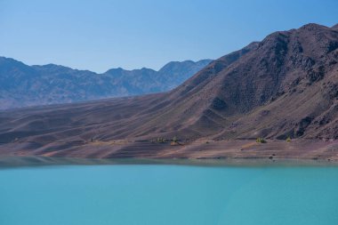 Tibet 'teki birçok gölden birinin kıyı şeridi kayalık dağlarla çevrilidir. Tibet 'in alışılmadık, keşfedilmemiş doğası. Uzak, güzel yerler..