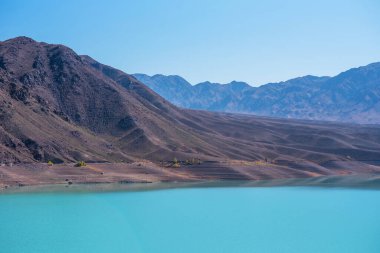 Tibet 'teki birçok gölden birinin kıyı şeridi kayalık dağlarla çevrilidir. Tibet 'in alışılmadık, keşfedilmemiş doğası. Uzak, güzel yerler..