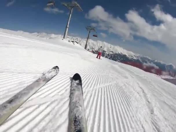 Vista de cerca de los esquís deslizándose con gran velocidad en la pendiente hacia abajo nieve desperdiciada — Vídeo de stock