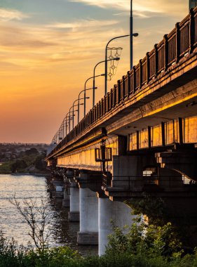 Mykolaiv şehrindeki köprü, Ukrayna, günbatımında