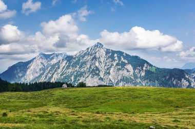 Bulutlu gökyüzüne karşı arazi ve dağların manzarası