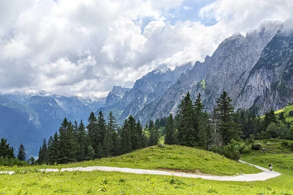 Dağın zirvesine çıkan çakıl yolu.