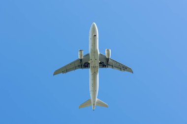 Uçan uçak aşağıdan görüntülemek