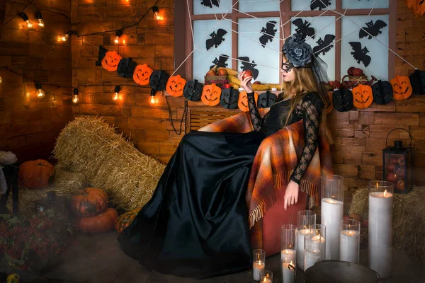 Las Vacaciones Halloween Una Joven Hermosa Bruja Sienta Sillón Sostiene — Foto de Stock