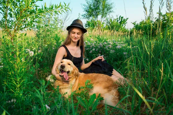 Köpek insanın dostudur. Bir insanın köpeğe karşı tavrı. Golden retriever