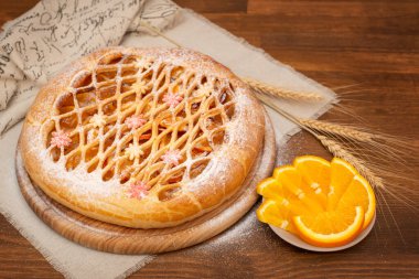 Tatlı keke yakın çekim. Tahta bir masada turuncu dolgulu turta. Ev yapımı pişirme