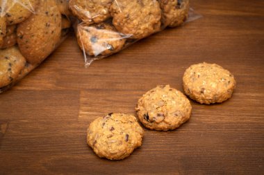 Bisküviler. Tahta arka planda fındıklı ve tahıllı yulaf ezmeli kurabiyeler. Yakın plan. Sağlıklı yiyecekler. Kahvaltı tatlı konsepti. Yukarıdan görüntüle