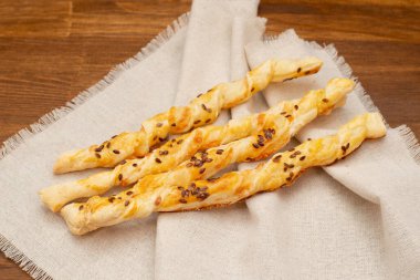 Keten havluda çıtır çıtır cips çubukları. Hafif atıştırmalıklar, bisküviler..