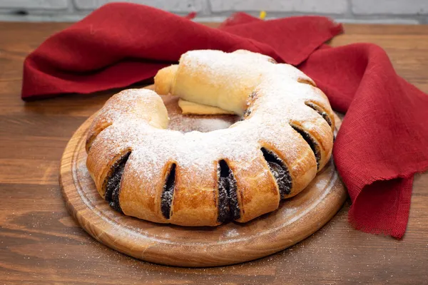 Haşhaş tohumlarıyla yuvarlan. Tatlı haşhaşlı kek. Ev yapımı pişirme. Yakın plan. Arkaplan