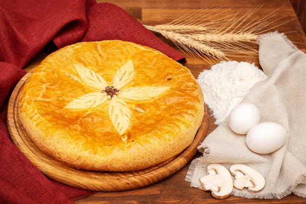 Ev yapımı turta. Evde turta pişir. Masanın üzerinde malzemeler olan turta. Pişirme konsepti. Arkaplan.