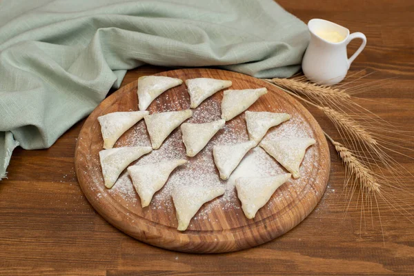 Tahtadaki hamur köfteleri. Yarı pişmiş hamur tatlısı yapıyorum. Ev konseptinde yemek yapmak. Arkaplan