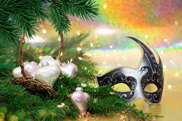 Süslü ağaç. Parlak bir arkaplanda maskeli balo.