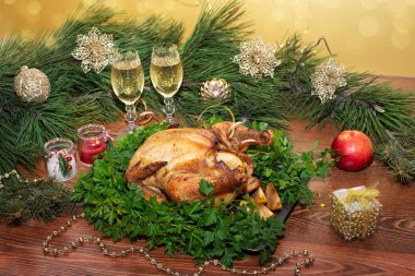 Noel ya da Şükran Günü. Noel yemeği için elmayla doldurulmuş tavuk şenlik masasında..