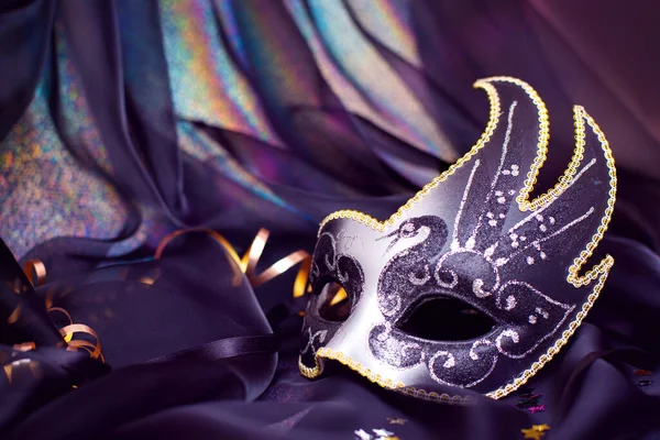 Venedik karnavalı maskesi. Yeni yıl ve Noel partisi bayram afişi tasarımı. Karnaval maskeli balosu.