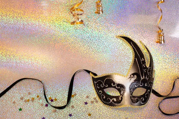 Lüks Venedik maskesi. Yeni yıl ve Noel partisi bayram afişi tasarımı. Karnaval maskeli balosu.