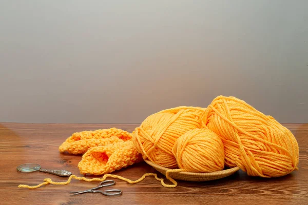 Örgü örmek ve dikiş dikmek için iplik. İğne işi konsepti