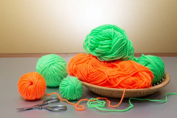 Parlak, renkli bir hikaye. Örgü, dikiş konsepti. Arkaplan