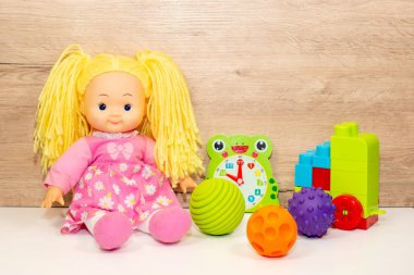 Çocuklar için çeşitli oyuncaklar. Metin eklenecek yer, minimalizm. Çocuk geçmişi.