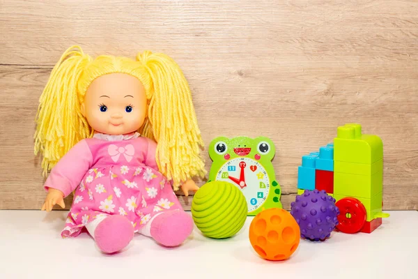 Çocuklar için çeşitli oyuncaklar. Metin eklenecek yer, minimalizm. Çocuk geçmişi.