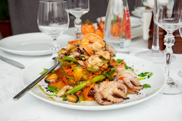 Deniz ürünleri salatası. Karides, midye, mürekkep balığı, tabakta ahtapot. Pişmiş yiyecekler sağlıklı gıda veya diyet konsepti sunuyordu..