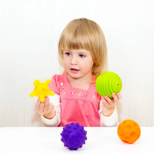 İyi motor beceriler geliştirmek için parlak toplar ve inşaat için tuğla blokları. Eğitici oyuncaklar kavramı.