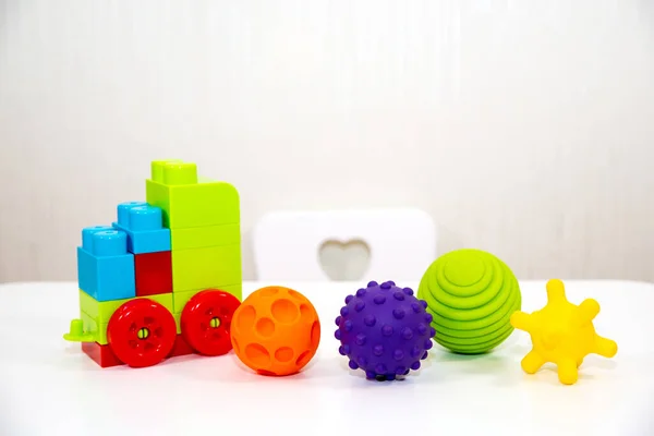 İyi motor beceriler geliştirmek için parlak toplar ve inşaat için tuğla blokları. Eğitici oyuncaklar kavramı.